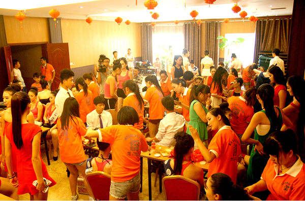 化妆班部分学员为2014中国（广州）国际模特大赛的名模化妆造型