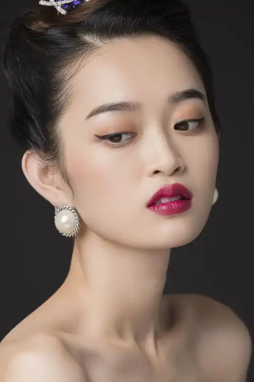 南阳新形象化妆学校：化妆需要注意什么细节？